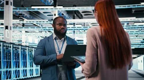 L'équipe de techniciens du centre de données utilise l'apprentissage profond de l'IA sur les appareils