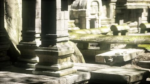Explorez les ruines d'un ancien temple au Cambodge, entourées d'une végétation luxuriante