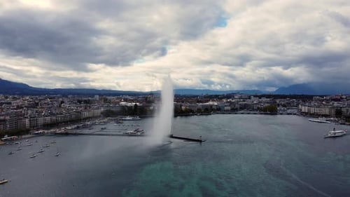 Berühmter Wasserstrahlbrunnen am Genfer See in der Stadt Genf, Schweiz. Luftaufnahme