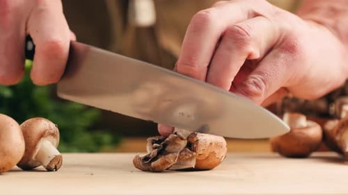 Champignons fraîchement cueillis sur la maison, cuisine, gros plan, texture d'un champignon brun, femme cuisinant délicieusement