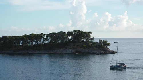 Felsige Küsten, ein bezaubernder Leuchtturm steht als Wächter auf einer malerischen Küsteninsel.