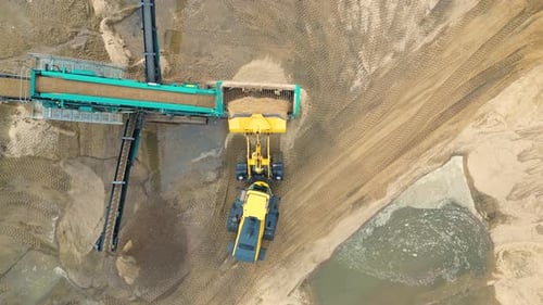 Sandbergbauindustrie. Bulldozer-Maschine. Crawler-Bulldozer bewegt sich an einer Sandmine. Arbeit an Bergbaumaschinen