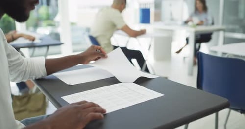 4K-Videomaterial eines Schülers, der in seinem Klassenzimmer in der Schule eine Prüfung ablegt