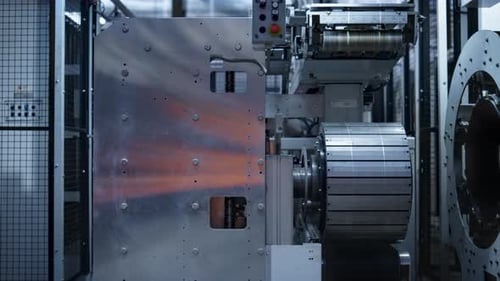 Robotergestützte Reifenprägemaschine zur Herstellung von Gummiprodukten in einer modernen Fabrik. Technologische Industrie