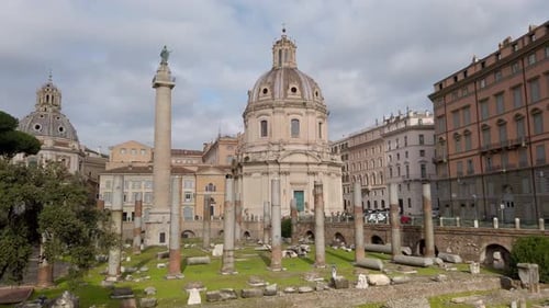 Blick auf die Trajanssäule, die Kirche des heiligsten Namens Mariens und die Kirche der Heiligen Maria von Loreto