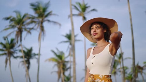 Une femme afro-américaine prend des photos avec un appareil photo sur une île tropicale Une photographe multiraciale