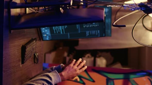 Vertikales Video Böswillige Männer hacken Computer