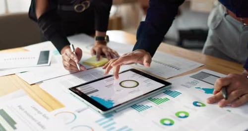 Empresarios, análisis de datos con tabletas y documentos, revisión manual en línea durante la reunión