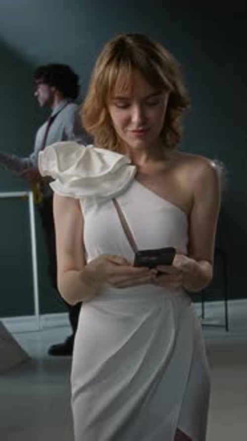 Mulher tirando selfies na loja de noivas