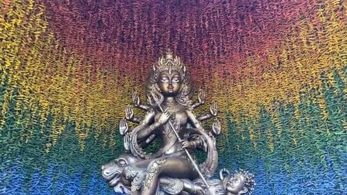 Plan rapproché d'une idole métallique de Durga sur fond coloré. Festival de Durga Puja 2021
, Calcutta