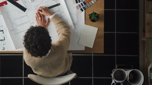 Architekt zeichnet Bauprojekt am Tisch