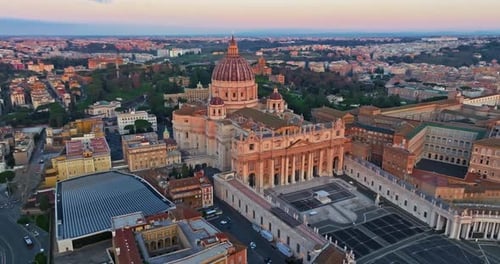 Toma aérea del Estado de la Ciudad del Vaticano en Roma, Italia Vista con un Zumbido de la Basílica de San Pedro en el Vaticano