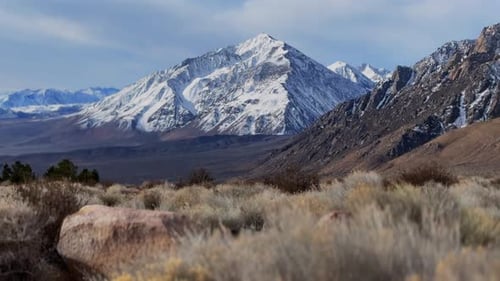 Monte Tom, monte Thompson cubierto de nieve, prominente e imponente pico, estado de Zumbido aéreo de West Bishop, California