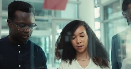 Empresários, trabalho em equipe e redação em tábua de vidro para planejar e debater ideias