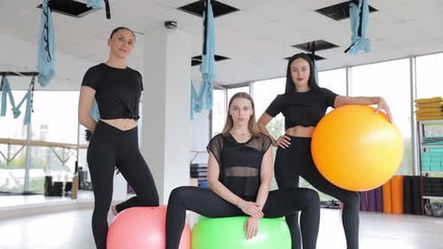 Frauengruppe im Aerobic-Kurs/Fitness, Fitnessstudio, Bewegungs- und Gesundheitskonzept