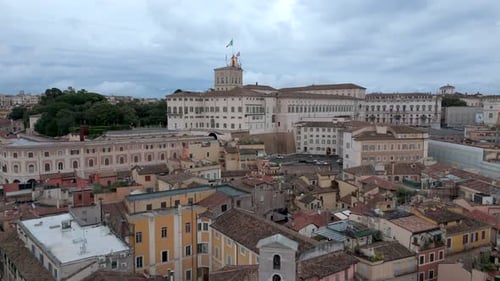 Vue aérienne au-dessus du quartier de Rome à l'approche d'une mouette, Cour constitutionnelle d'Italie, ciel nuageux