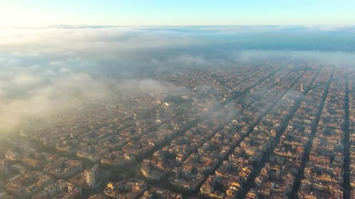 Drohnenhubschrauber Barcelona City über Wolken und Nebel, typische Gebäude der Stadt Barcelona