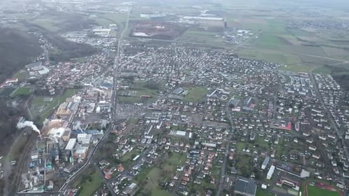 Vista aérea da área montanhosa Thann do Alto Reno, em Grand Est, Alsácia, França.