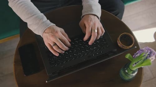 Der Mann beendete seine Arbeit im Café und schloss seinen Laptop, Nahaufnahme des Entwicklers von Freelancer