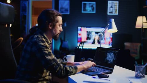 Mann im Home Office tippt auf der Tastatur und aktualisiert neuronale KI-Netzwerke