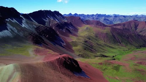 Suivi par Drone des montagnes arc-en-ciel de Vinicunca au Pérou