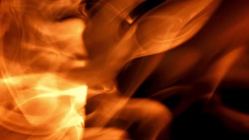 Helle Flammen auf schwarzem Hintergrund, gefilmt mit einer Hochgeschwindigkeitskamera mit 1000 Bildern pro Sekunde
