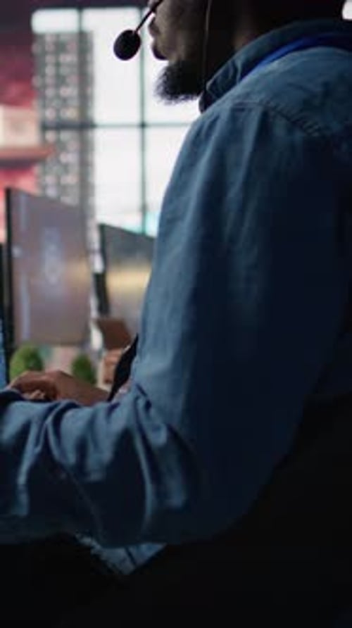 Vertical Video Customer Center Expert Uses AI Assistant to Generate Technical Solutions