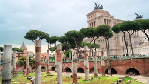 Straßenbild des antiken Zentrums von Rom, Italien. Alte Ausgrabungen mit Victor Emmanuel II Monum
