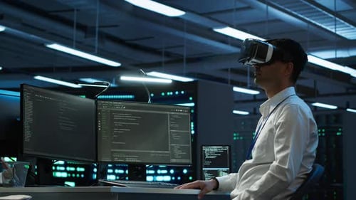 Expert Updating Server Room Systems Using Virtual Reality Headset