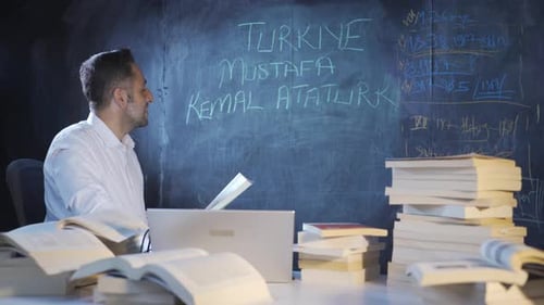 O historiador escrevendo Mustafa Kemal Atatürk no quadro-negro.