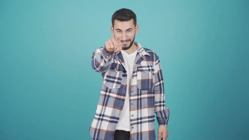 Hombre haciendo venir firmar con la mano.