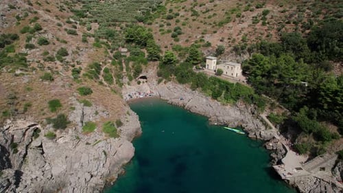 Vista aérea circular de una bahía aislada en medio de una costa rocosa. Salerno.
Italia