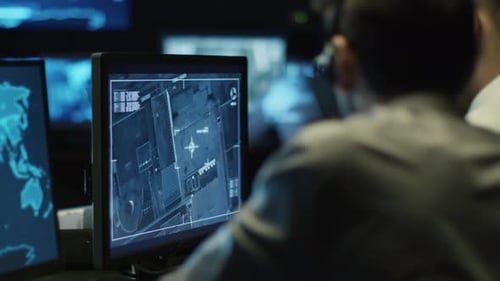 Deux professionnels de l'informatique espionnent un homme d'affaires grâce à la surveillance par satellite sur ordinateur dans le noir