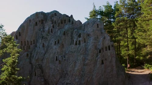 Panoramique de la droite vers la gauche du cadre, montrant la formation rocheuse semblable à une ruche du