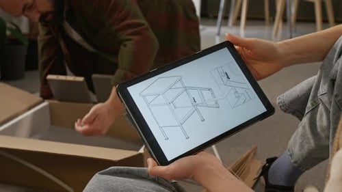 Tablette tenant les mains d'une femme avec instructions pour assembler le casier