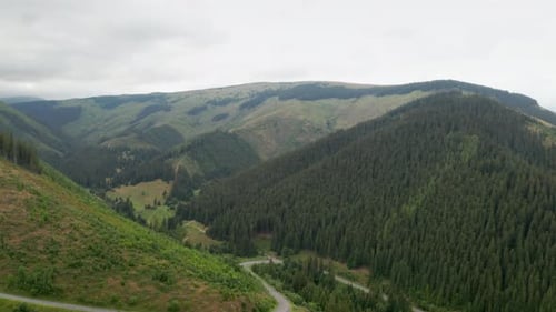 4k-Echtzeit-Luftbild von Bergen und einer kurvenreichen Straße im Nationalpark Niedere Tatra in der Slowakei.