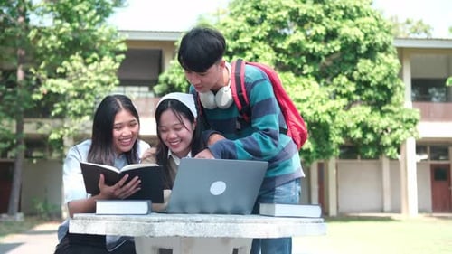 alunos do ensino médio se reúnem na biblioteca da faculdade