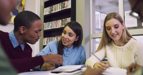 4K-Videomaterial einer Gruppe junger Universitätsstudenten, die zusammen studieren