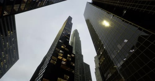 Paisaje urbano que muestra altos rascacielos bajo un cielo nublado