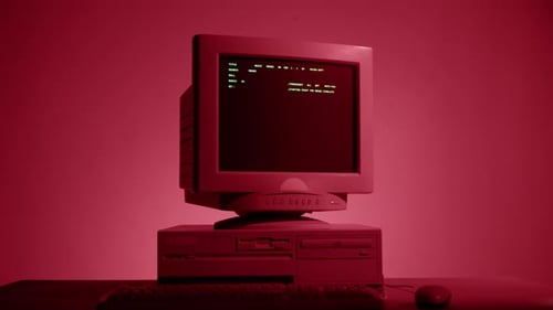 Retro-PC mit Ladecode Konsolen-Programmierer Skripte erstellen Grüner Basisbildschirm Altes Computerstudio