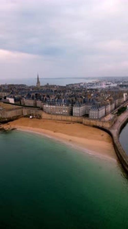 Vue aérienne du paysage urbain de Saint-Malo, France.