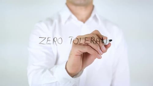 Zero Tolerance Man schreibt auf Glas
