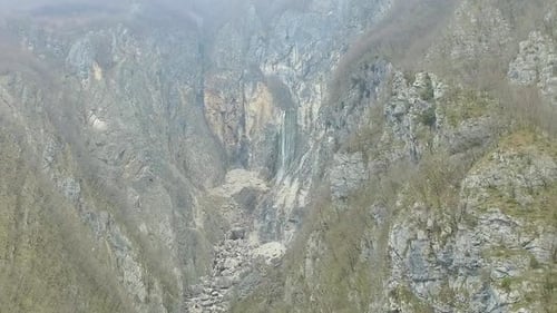 Вид с воздуха на водопад Бока в национальном парке Триглав, Юлийские Альпы.