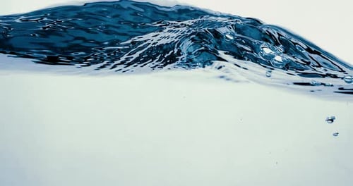 Viele Blasen im Wasser aus nächster Nähe, abstrakte Wasserwelle mit Blasen in Zeitlupe