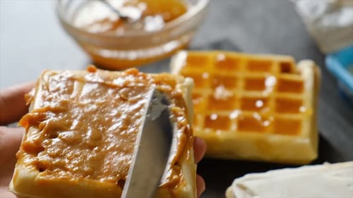 Süße Snacks aus Waffeln und Karamell aus nächster Nähe zubereiten. Tafelmesseraufstriche, süßes oder gesalzenes Karamell