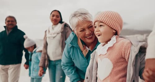 Familia numerosa, playa y abuela con niña, vacaciones y emocionados con la felicidad y el viaje de escapada