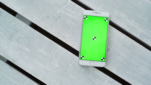 Mobiltelefon zum Surfen in sozialen Netzwerken und zur Online-Kommunikation in Nahaufnahme. Berühren Sie Grün