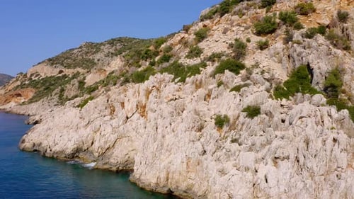 Luftaufnahme Rocky Mountain mit Landstraße im türkisfarbenen Ozean