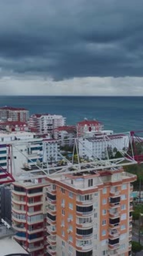 Vídeo vertical de trabajadores y herramientas en una obra de construcción capturados verticalmente de forma brillante y dinámica