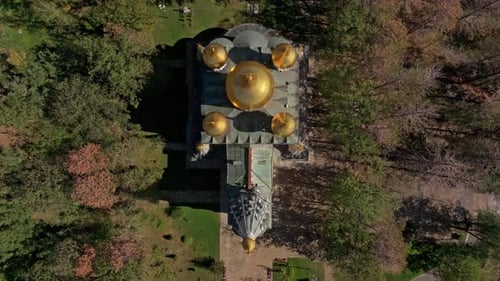 Vue aérienne de l'église commémorative de Shipka avec des arbres d'automne, Bulgarie.